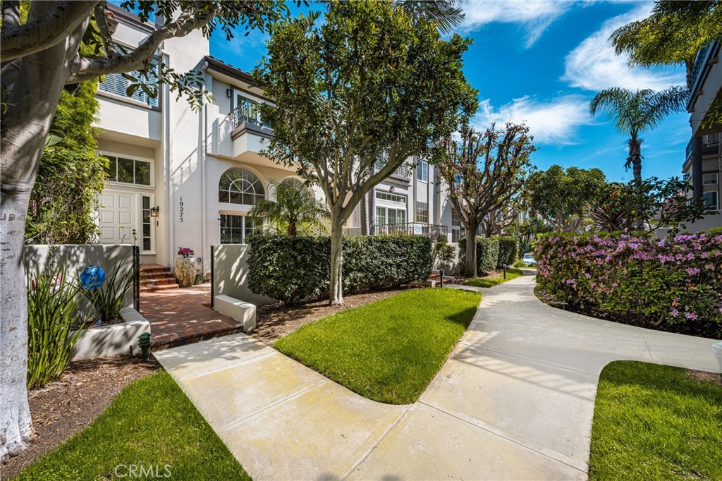 19275 Meadowood Circle