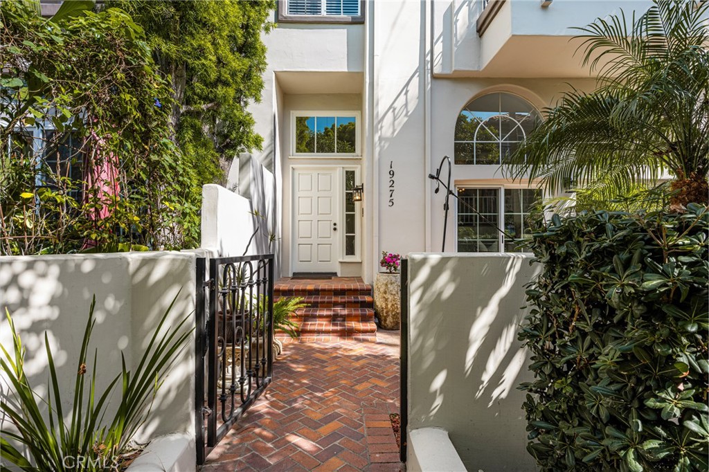 19275 Meadowood Circle