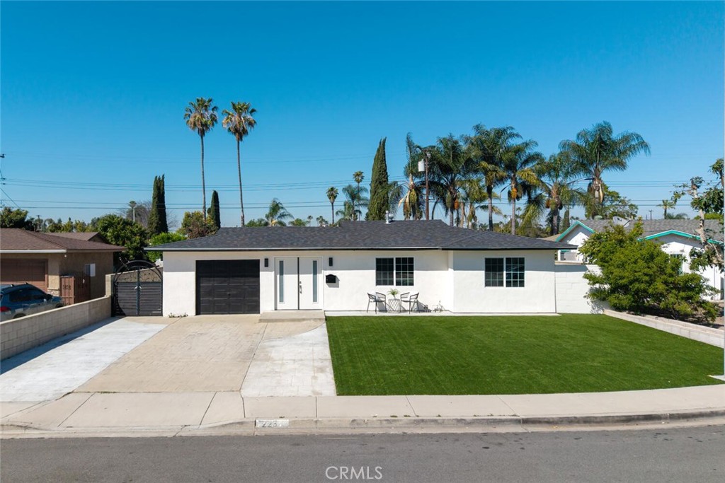 223 West Simmons Avenue