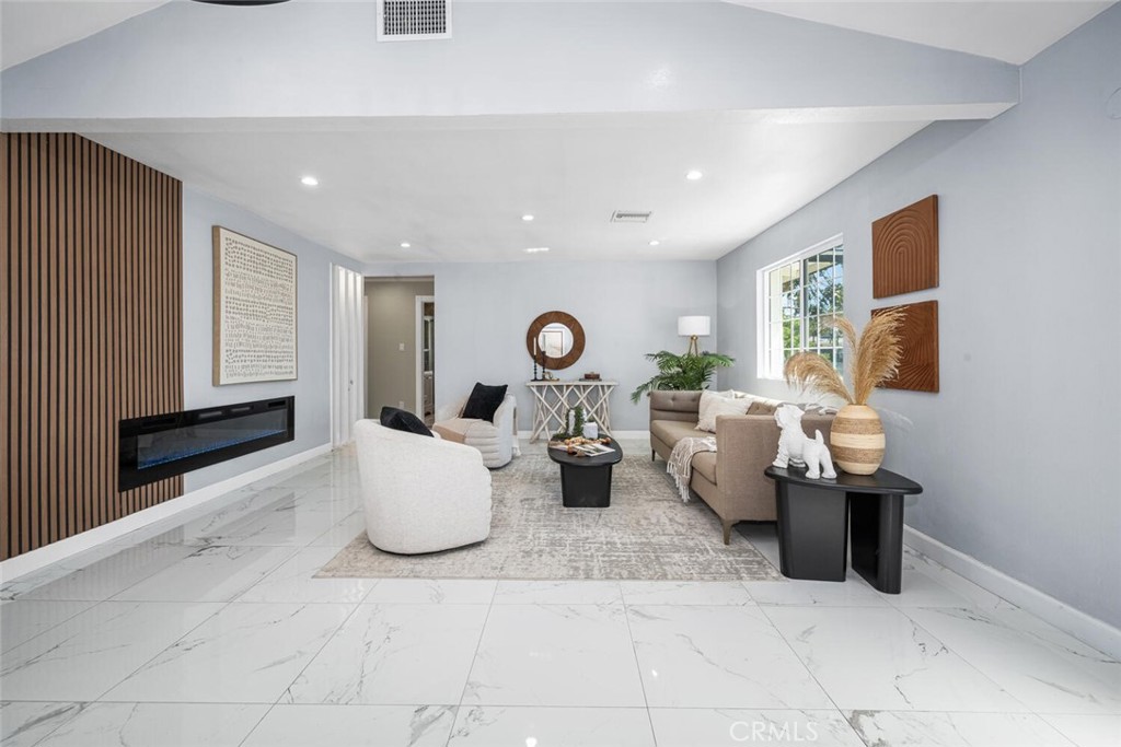 223 West Simmons Avenue