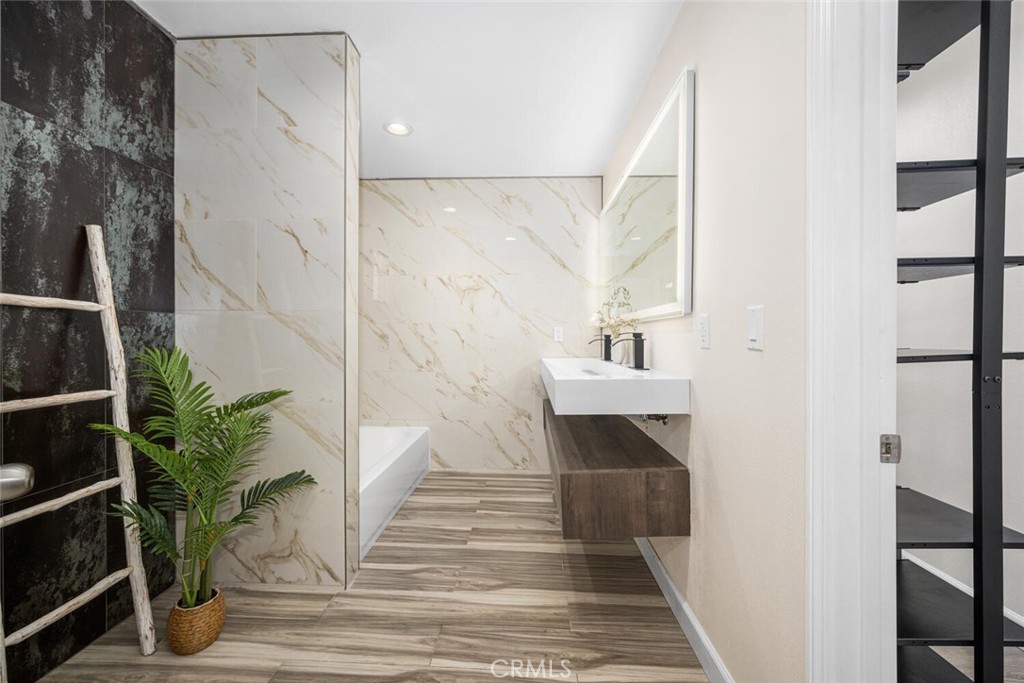 223 West Simmons Avenue