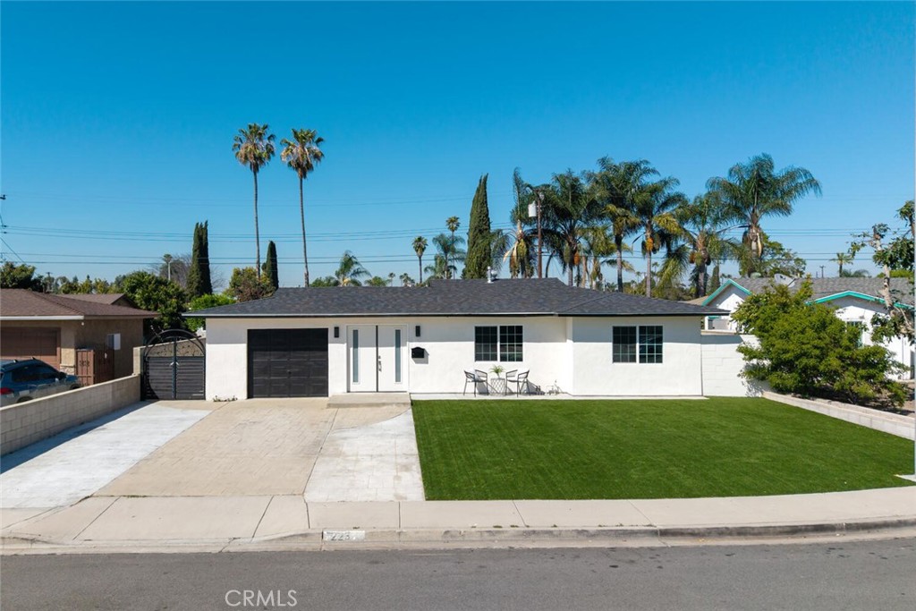 223 West Simmons Avenue