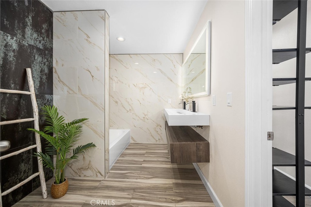 223 West Simmons Avenue