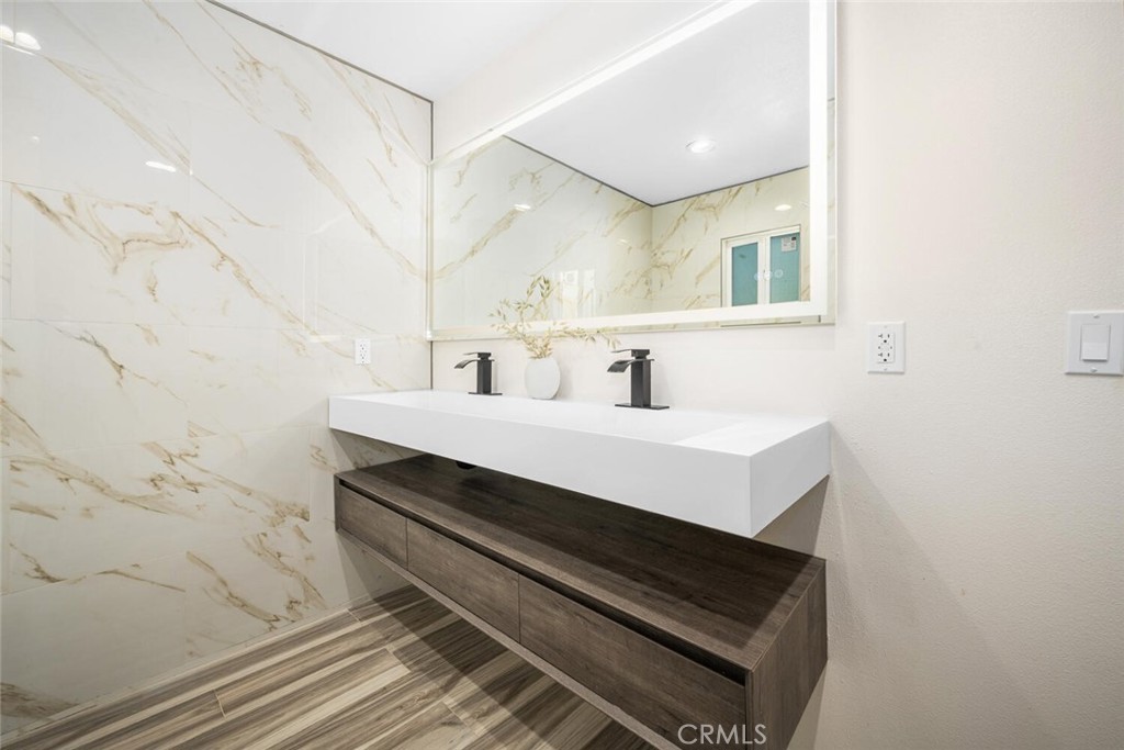 223 West Simmons Avenue