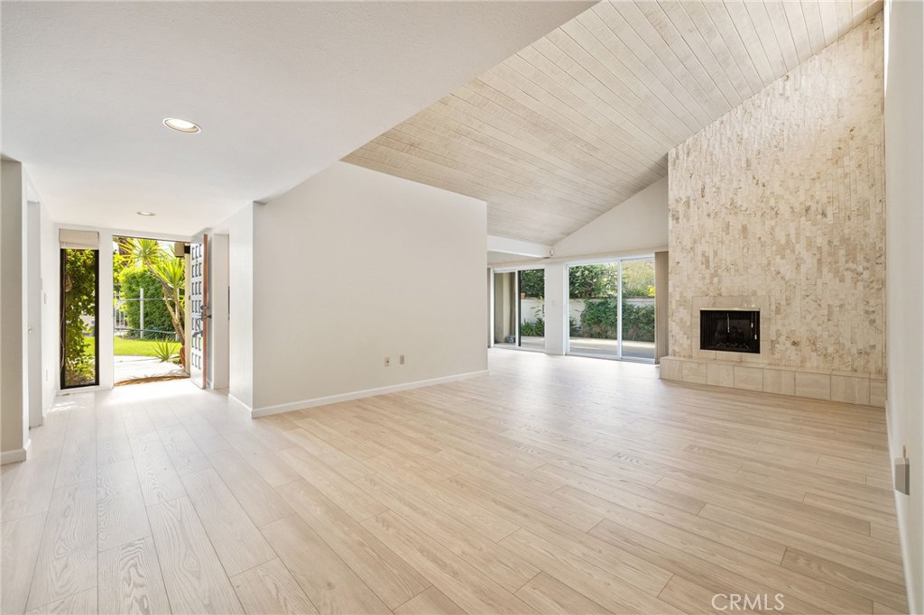 255 E Avenida Granada 211