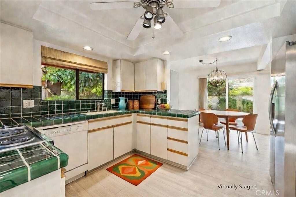 255 E Avenida Granada 211