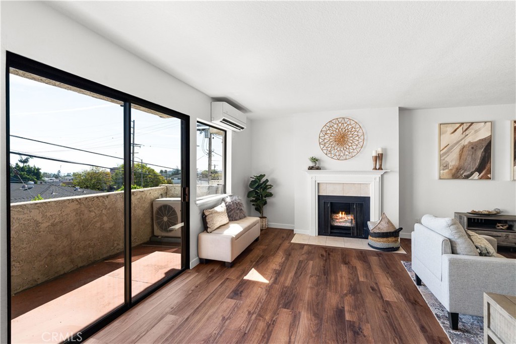 106 N Western 205