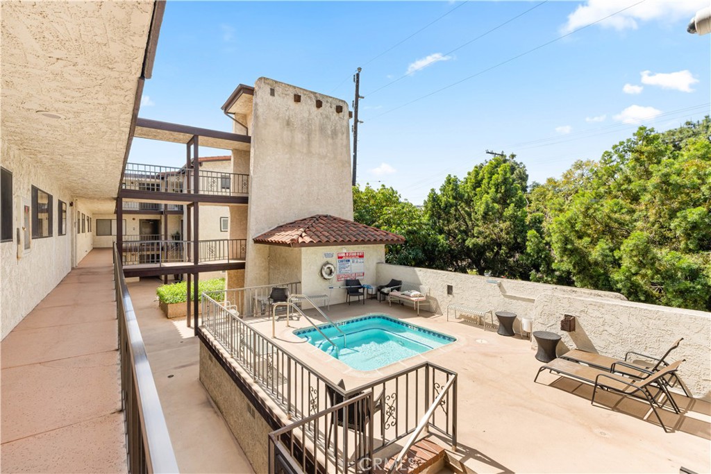 106 N Western 205