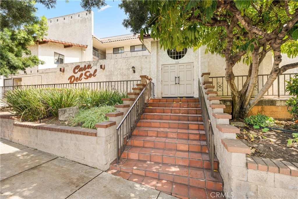 106 N Western 205