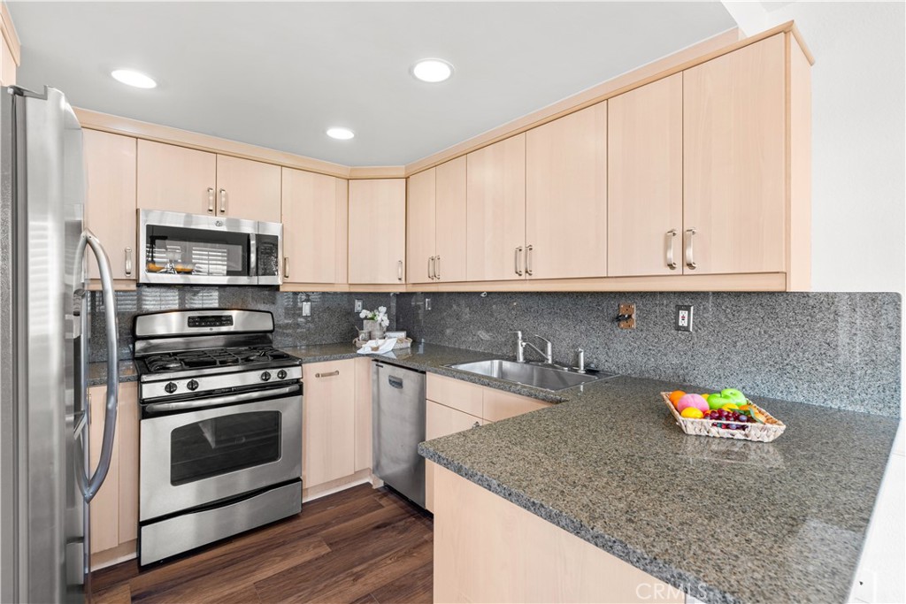 106 N Western 205