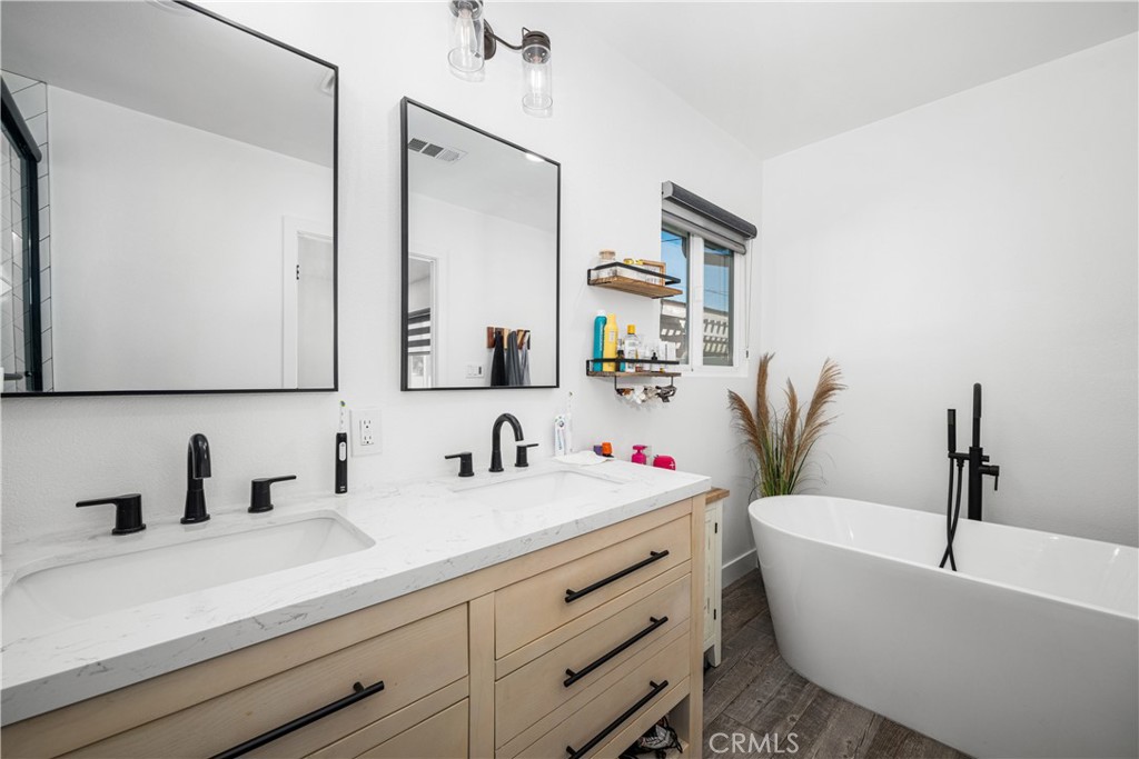 3246 N Marwick