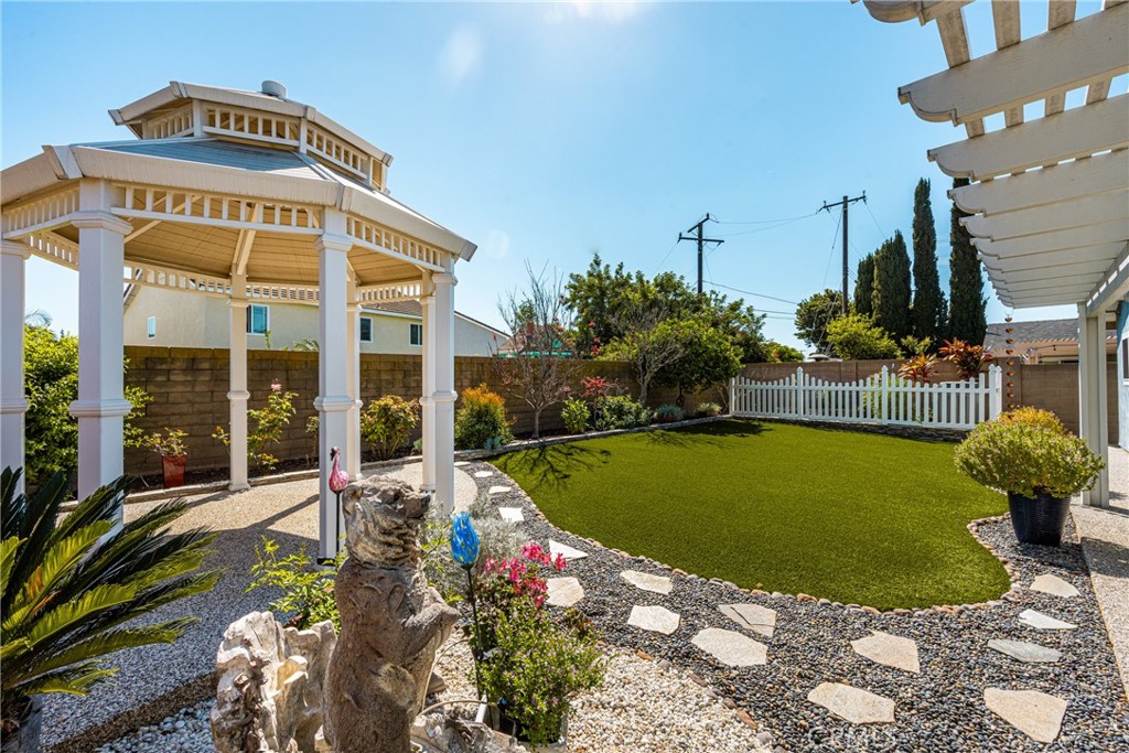 1218 E Chalynn Avenue