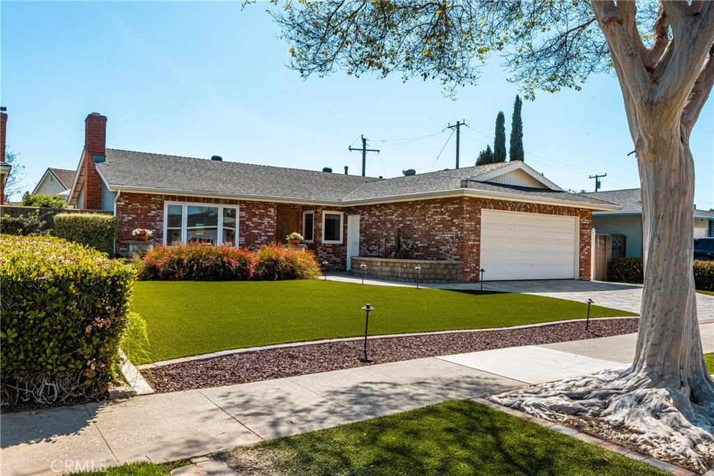 1218 E Chalynn Avenue