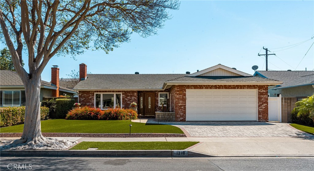 1218 E Chalynn Avenue