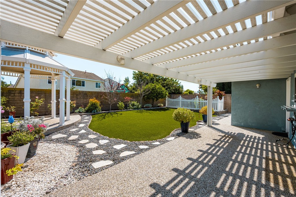 1218 E Chalynn Avenue