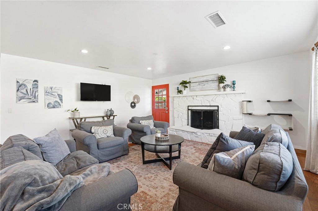 713 E Sycamore