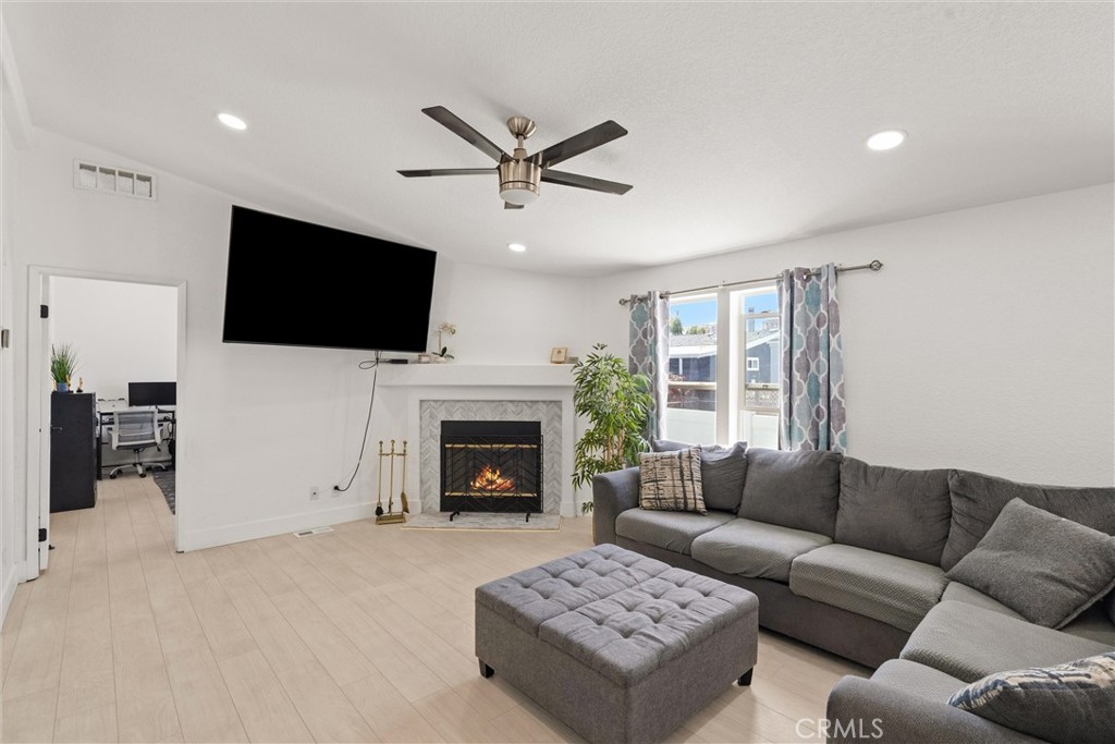21851 Newland Square 250
