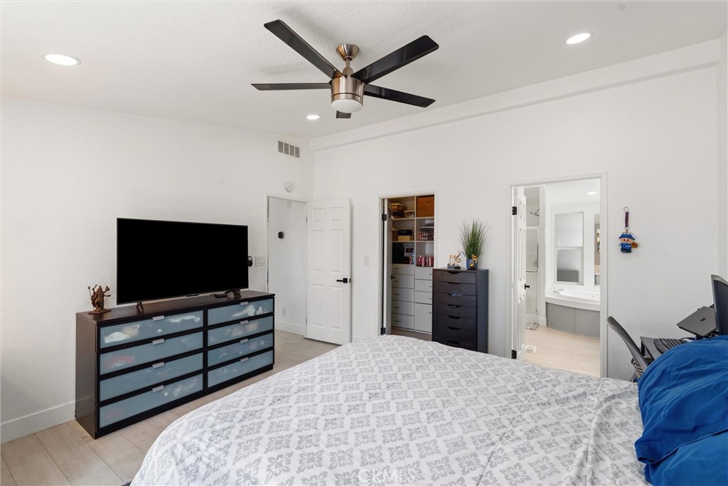 21851 Newland Square 250