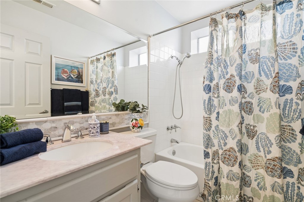 6111 E Garnet