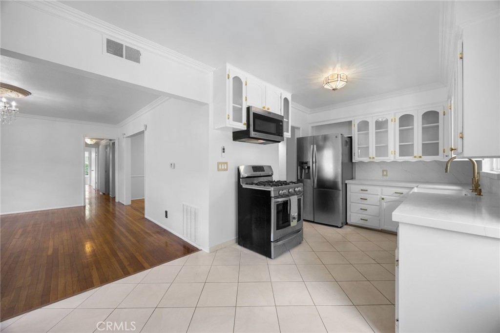 412 E Camile