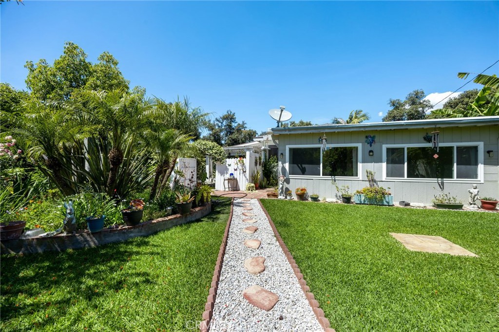 412 E Camile
