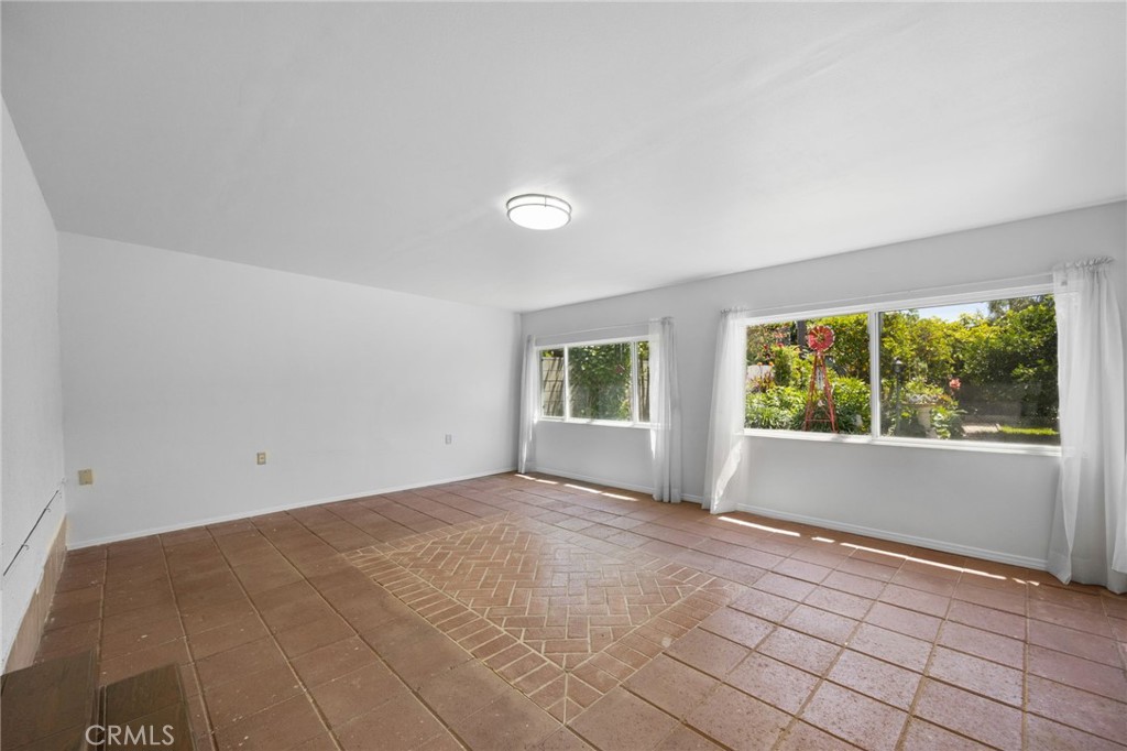 412 E Camile