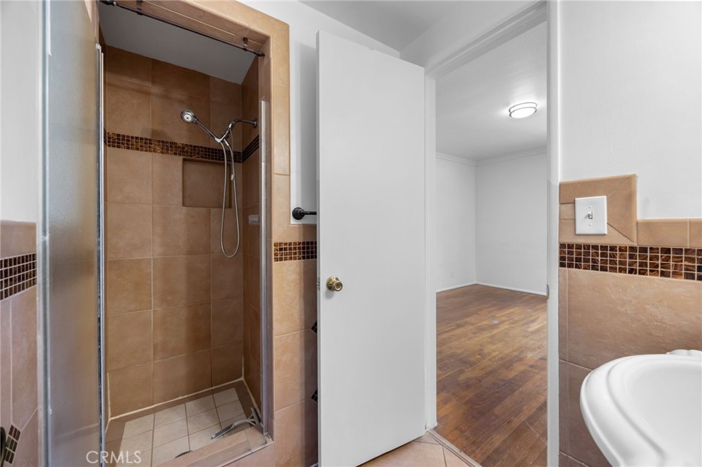 412 E Camile
