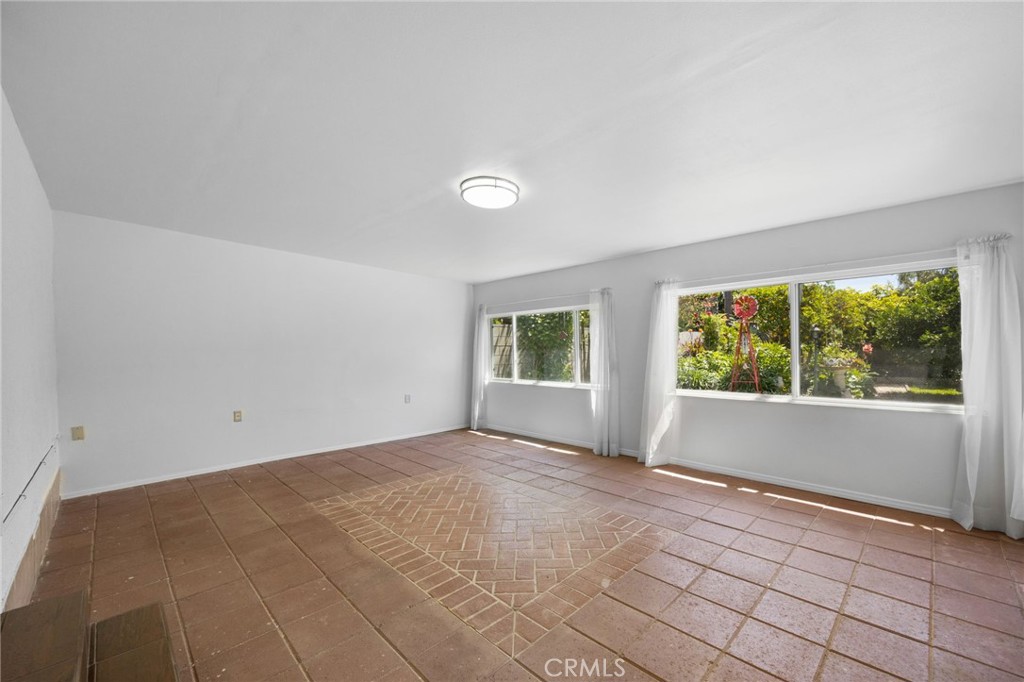 412 E Camile