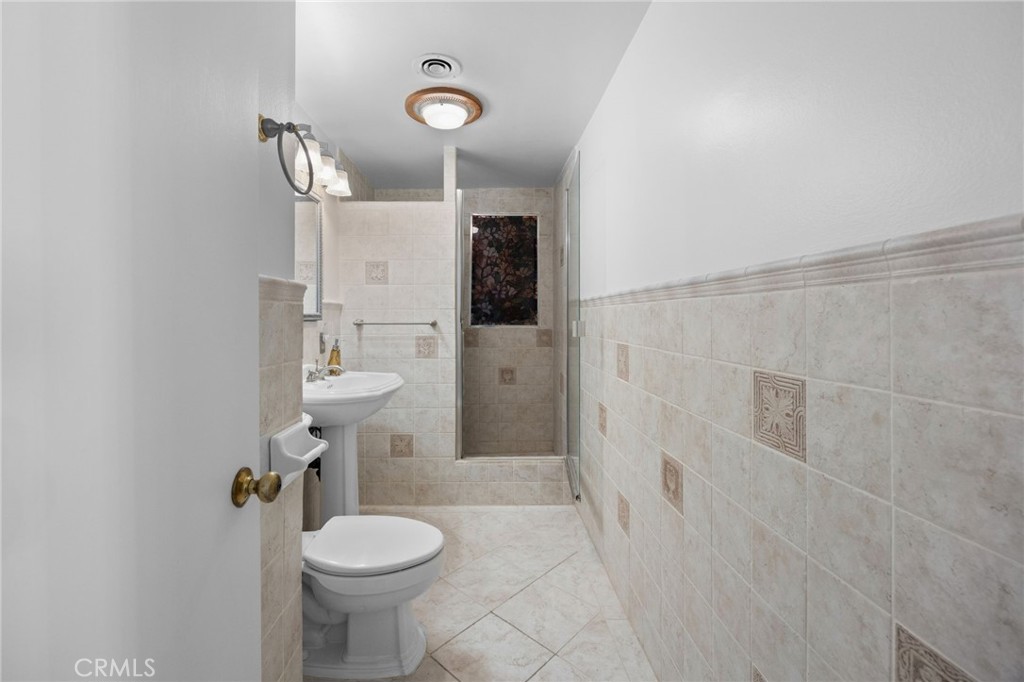 412 E Camile