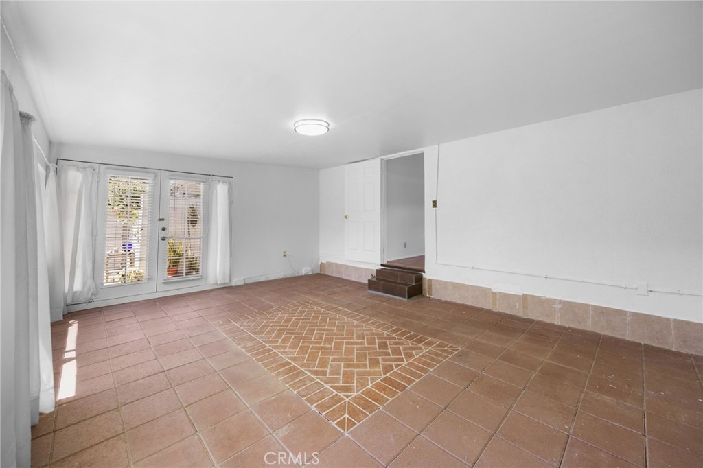 412 E Camile