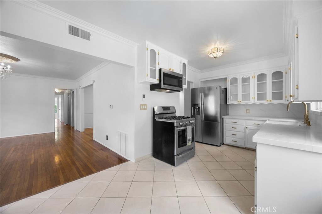 412 E Camile