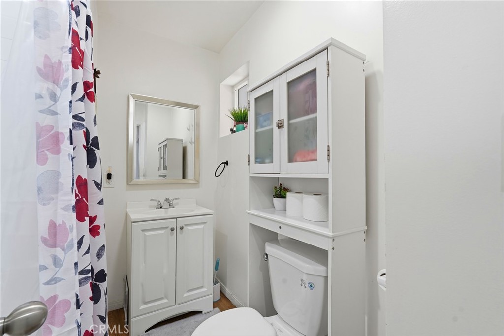 1104 E 111th