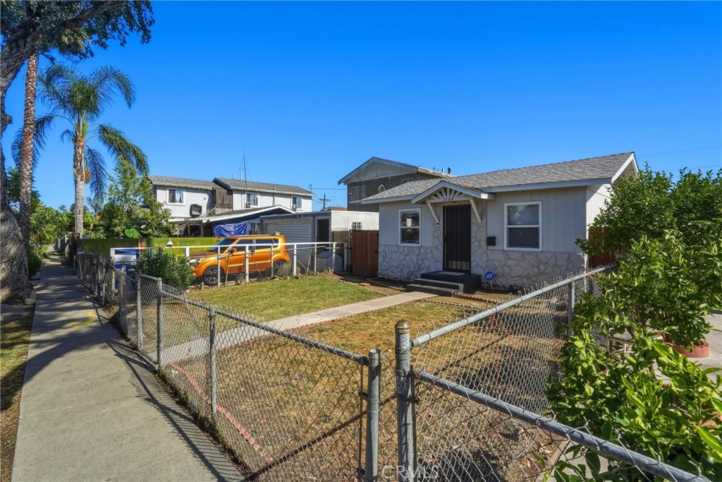 1104 E 111th
