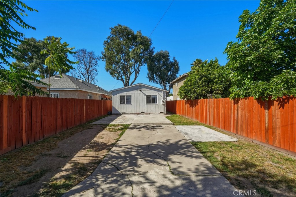 1104 E 111th