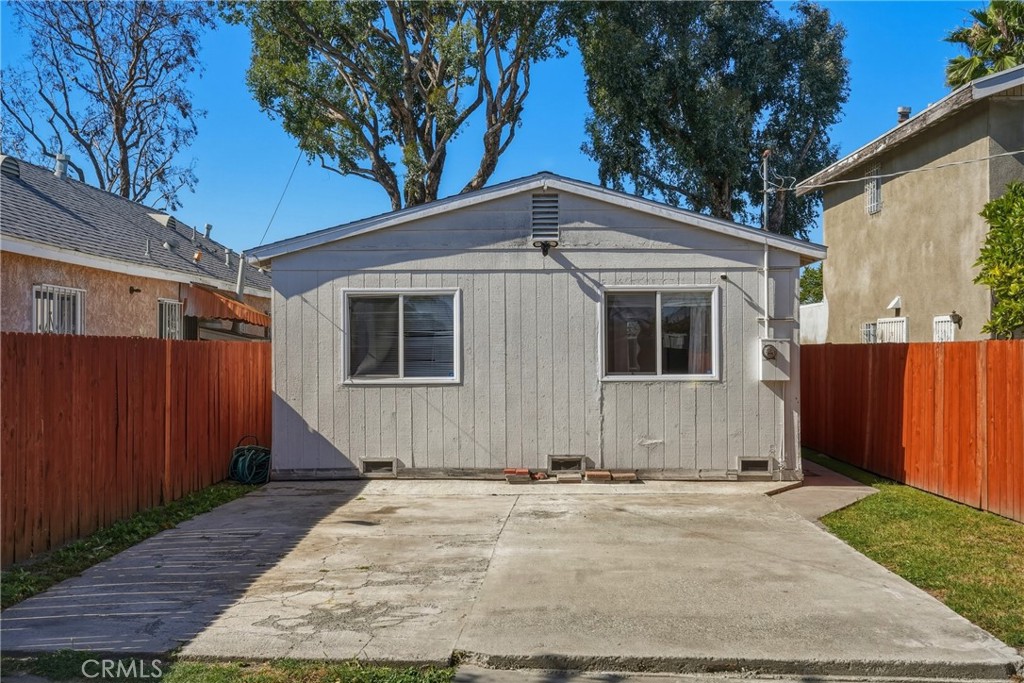1104 E 111th