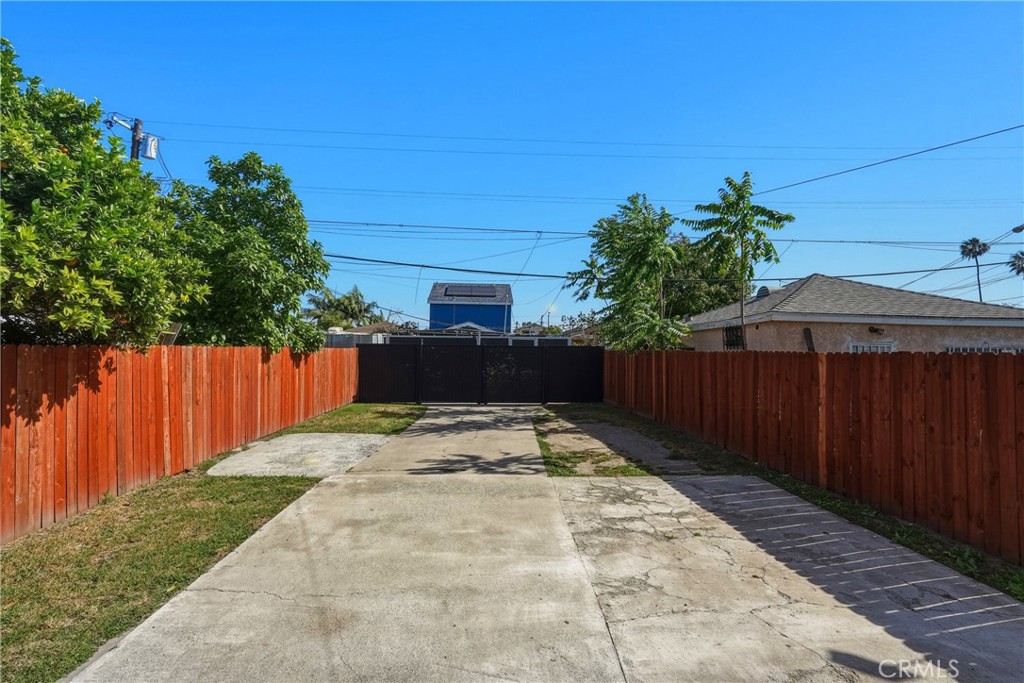 1104 E 111th
