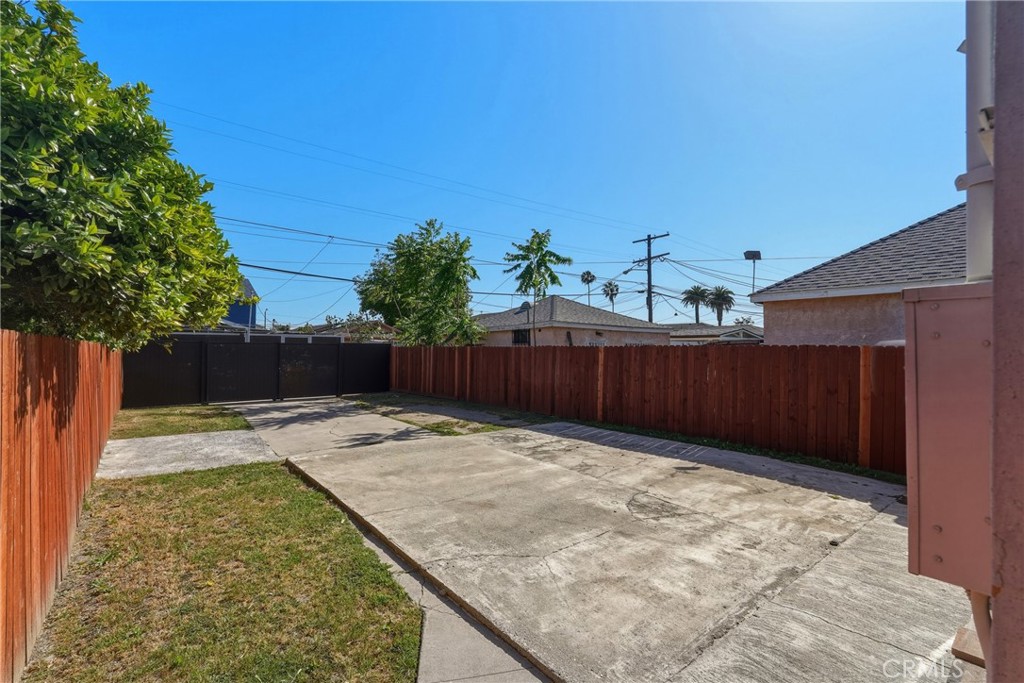 1104 E 111th
