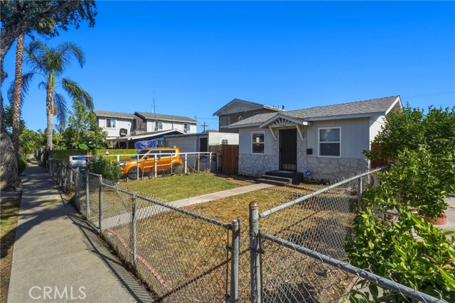 1104 E 111th DR