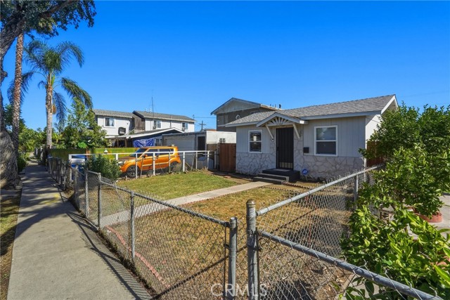 1104 E 111th DR