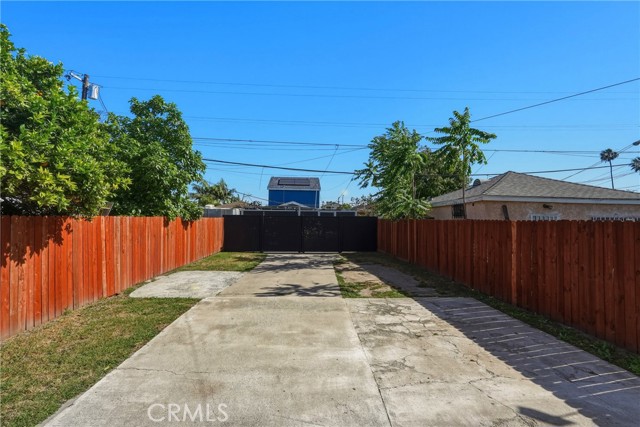 1104 E 111th DR
