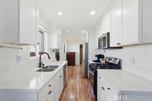 1104 E 111th DR