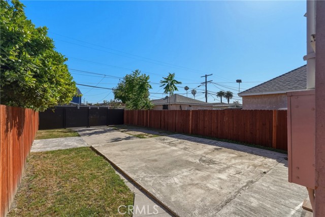 1104 E 111th DR