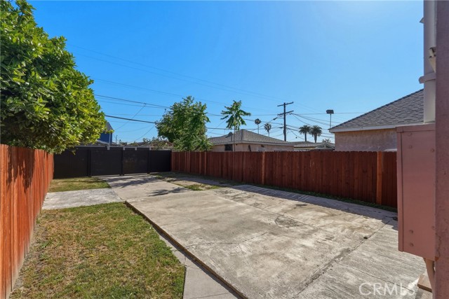 1104 E 111th DR