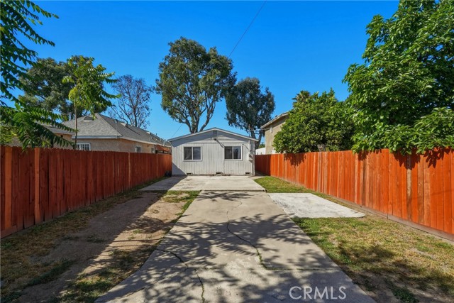 1104 E 111th DR