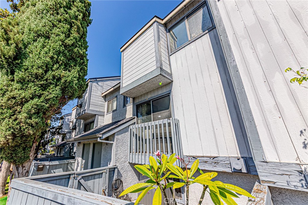 301 W Gladstone Street