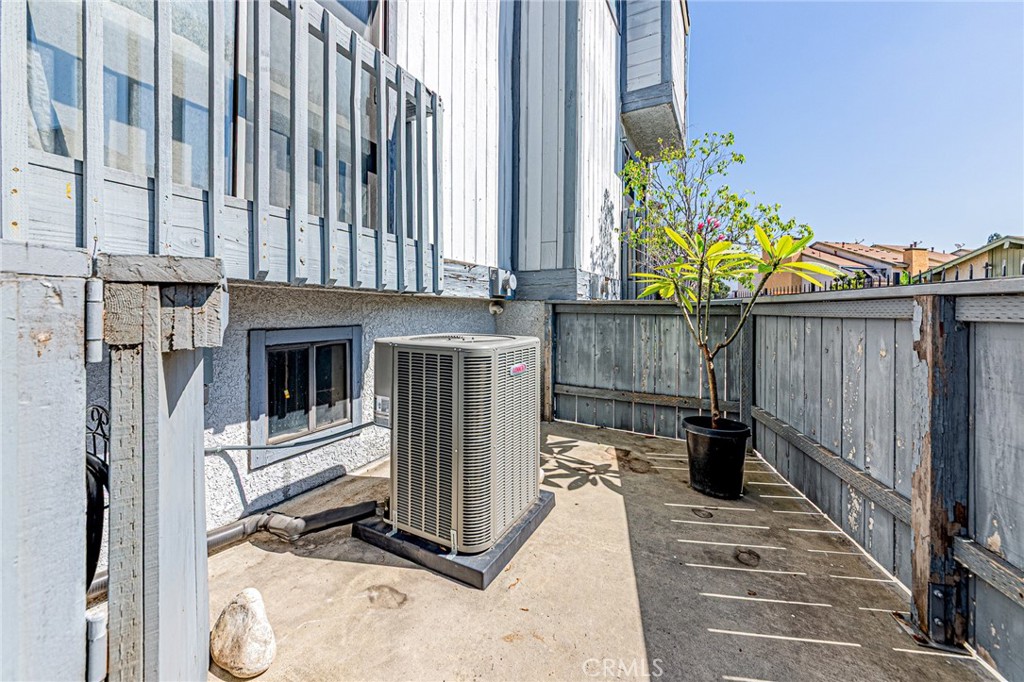 301 W Gladstone Street