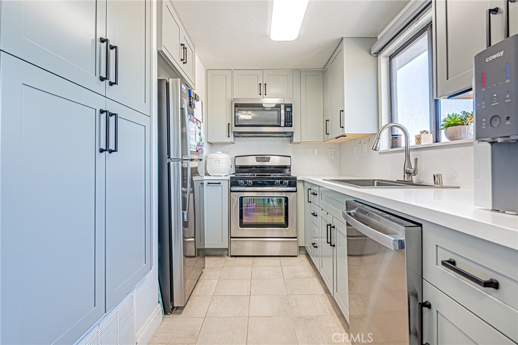 301 W Gladstone Street