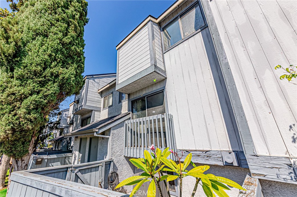 301 W Gladstone Street