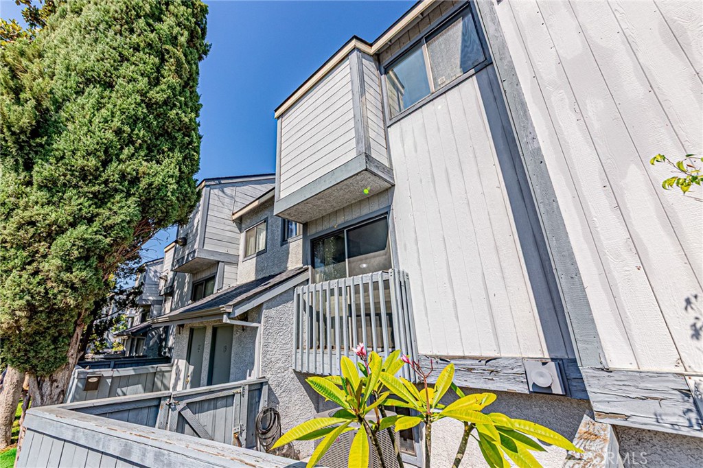 301 W Gladstone Street