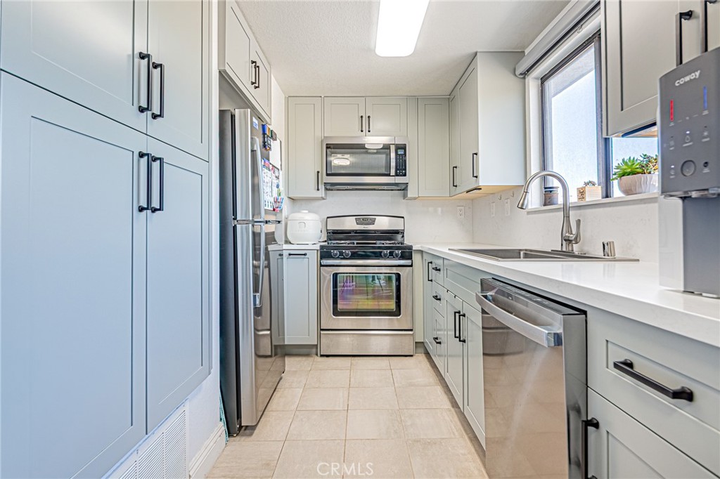 301 W Gladstone Street